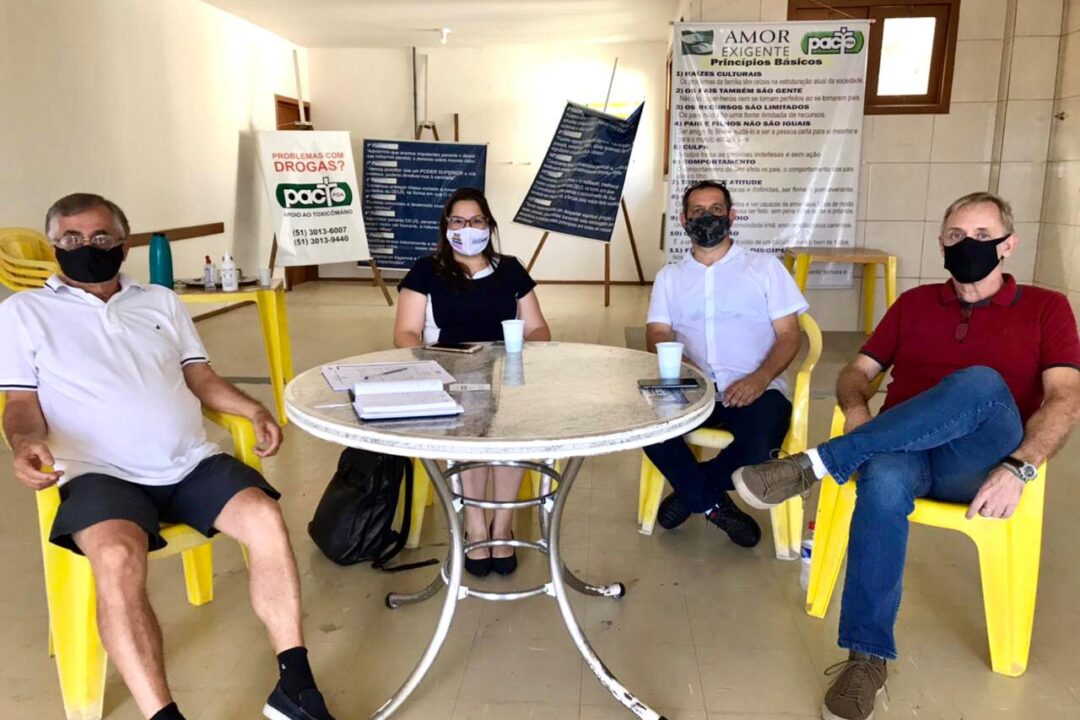 Vereadora Tanise Sabino em reunião com diretores da Pacto-POA