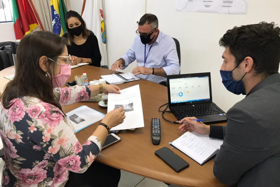 Vereadora Tanise Sabino realiza reunião com Secretário de Serviços Urbanos