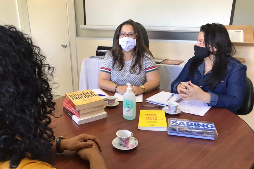 A Vereadora Psicóloga Tanise Sabino implanta Gestão de Desempenho com a sua equipe de trabalho