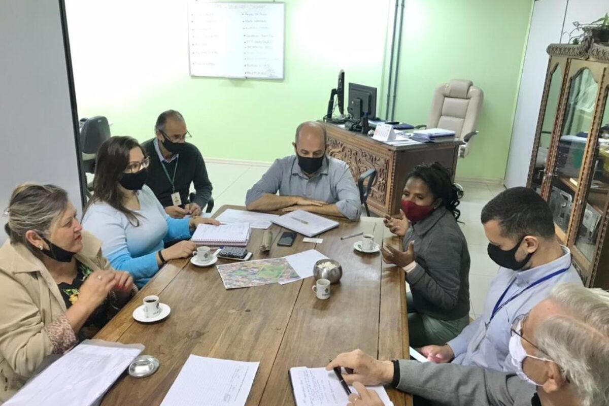 Vereadora Tanise Sabino realiza reunião com o Diretor-Geral do DEMHAB