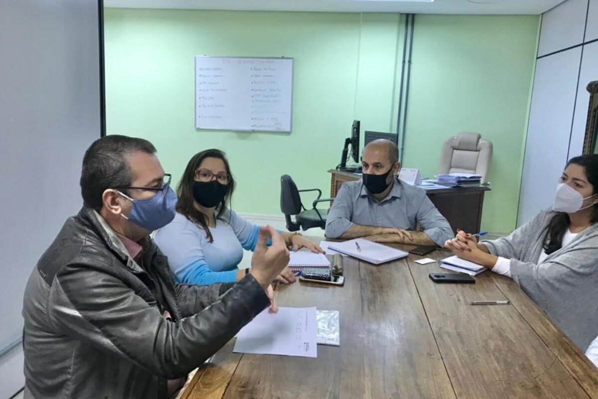 Vereadora Tanise Sabino realiza reunião com o Diretor-Geral do DEMHAB
