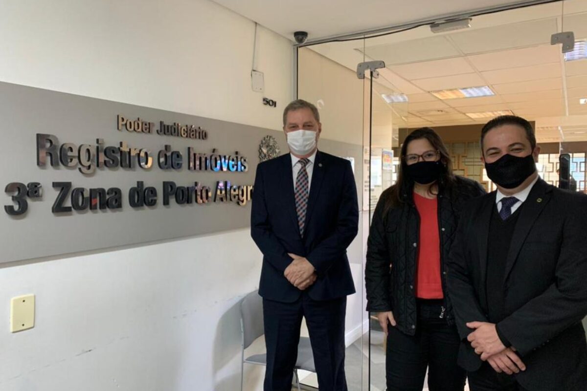 Tarde de visitas à categoria notarial e registral