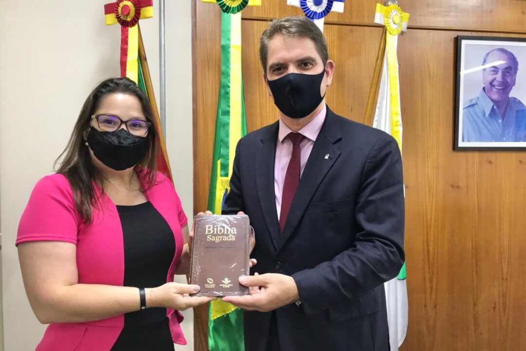 Entrega de um exemplar da Bíblia ao Presidente da Câmara