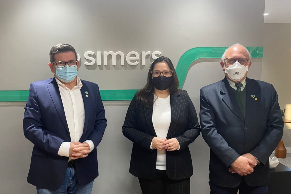 Vereadora Tanise Sabino participa de reunião com o Simers