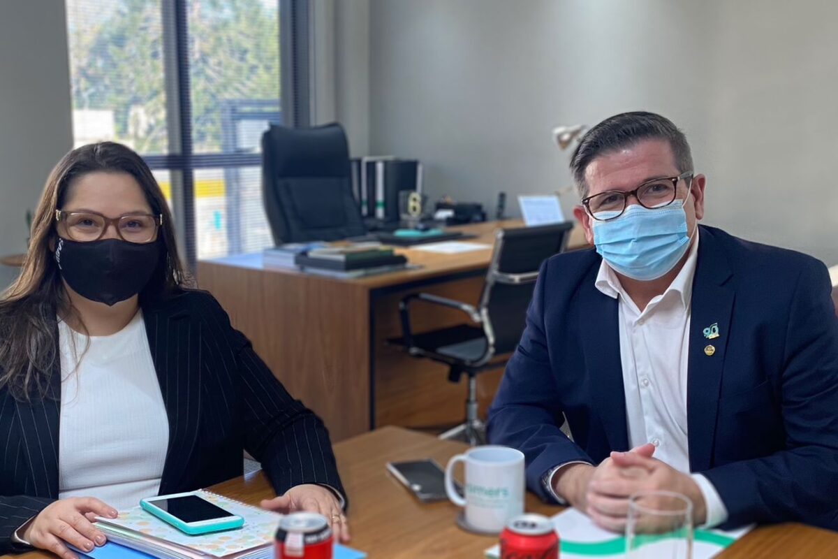 Vereadora Tanise Sabino participa de reunião com o Simers