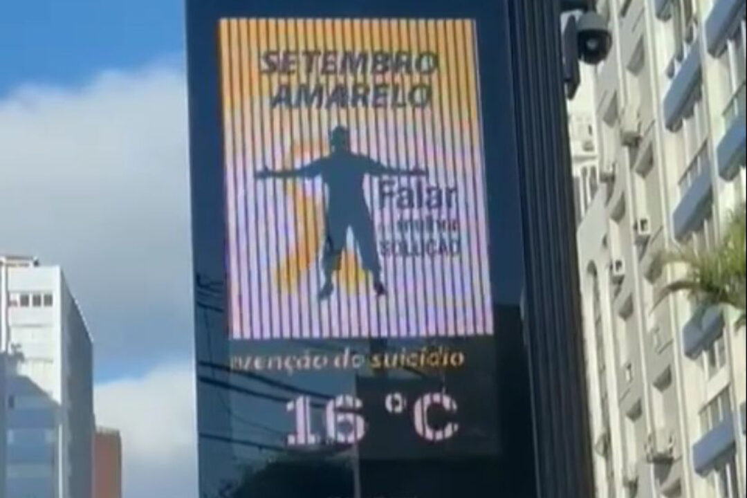 Relógios de rua estampam Campanha do Setembro Amarelo em Porto Alegre