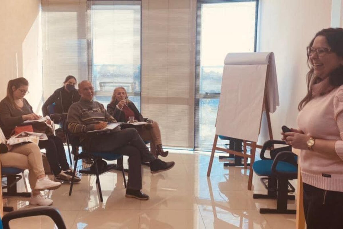 Vereadora Psicóloga Tanise Sabino ministra aula para alunos de Psicologia de Pós-Graduação no Instituto de Desenvolvimento Global