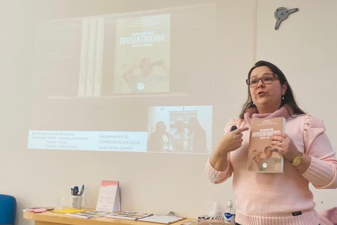 Vereadora Psicóloga Tanise Sabino ministra aula para alunos de Psicologia de Pós-Graduação no Instituto de Desenvolvimento Global