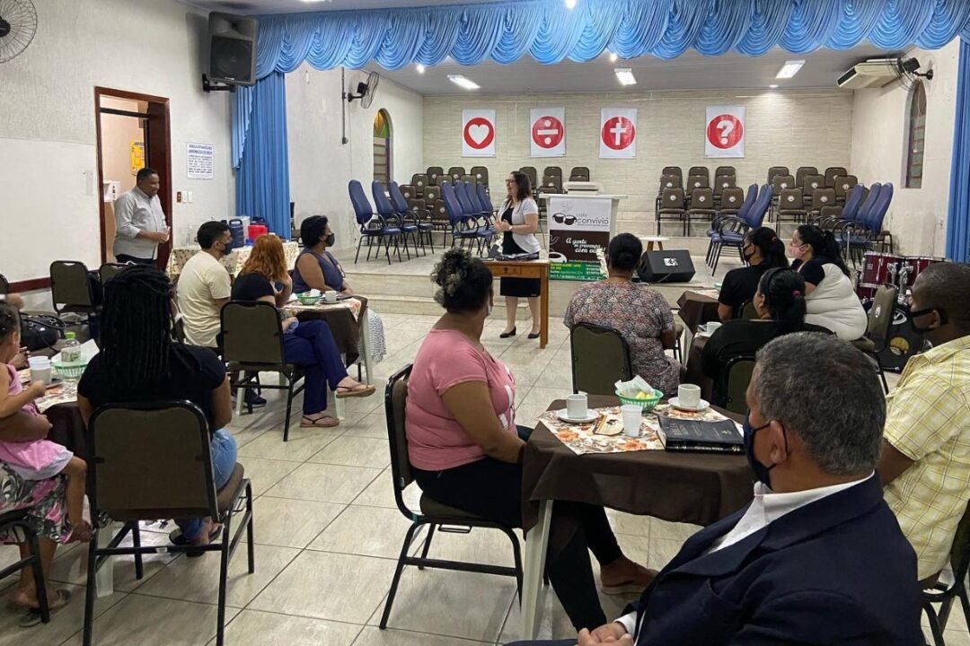 Vereadora Psicóloga Tanise Sabino ministra sobre dependência química para o Projeto Café Convívio