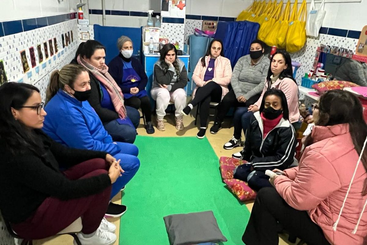 Tanise Sabino realizada roda de conversa com educadoras da educação infantil sobre saúde emocional