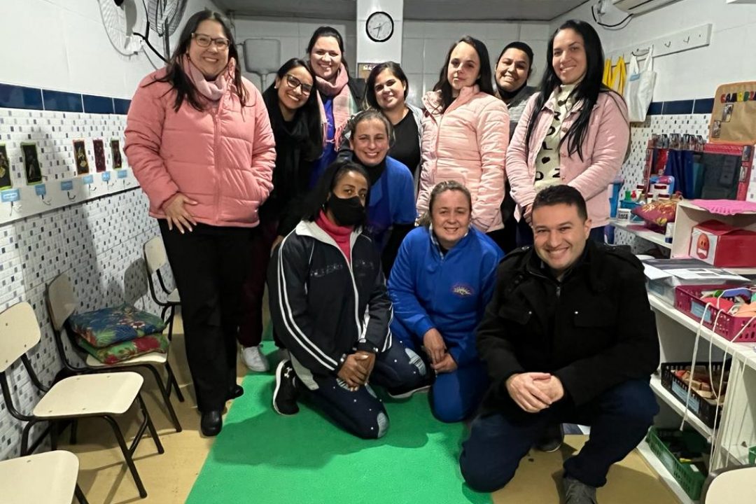 Tanise Sabino realizada roda de conversa com educadoras da educação infantil sobre saúde emocional