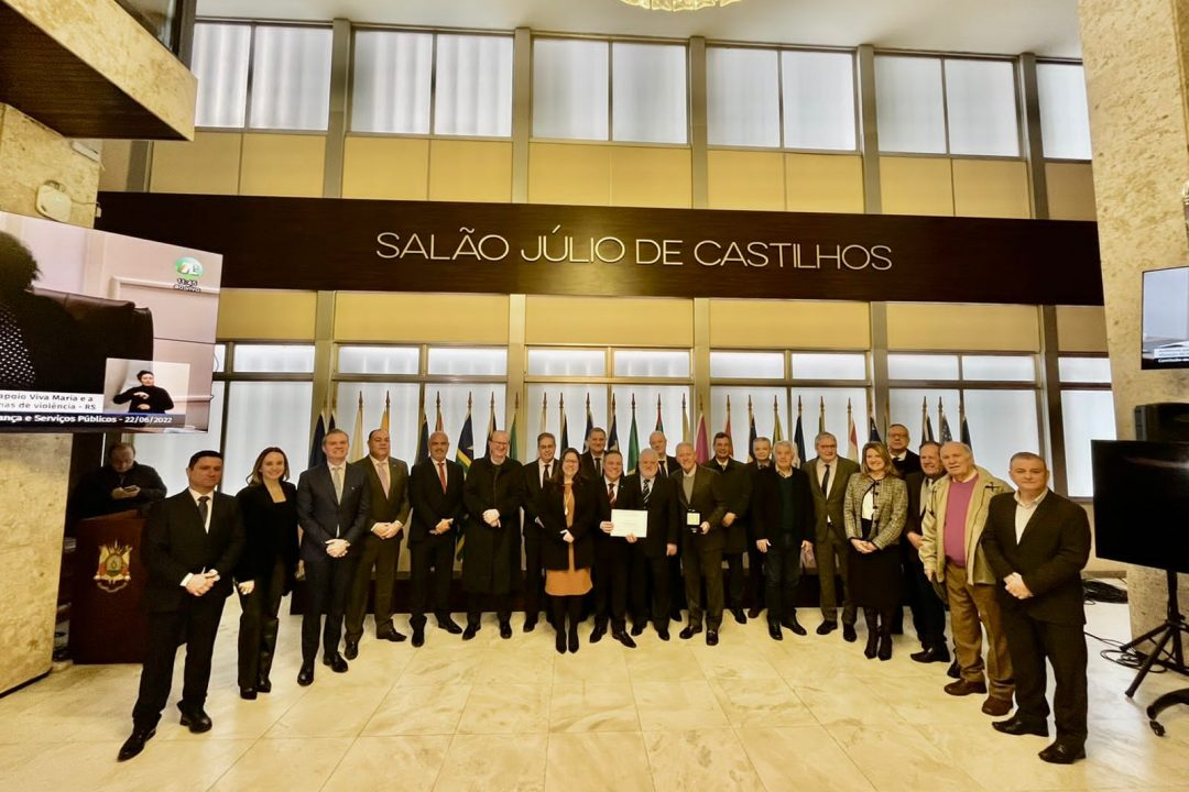 Deputado Sabino entrega medalha da 55ª Legislatura à ANOREG/RS