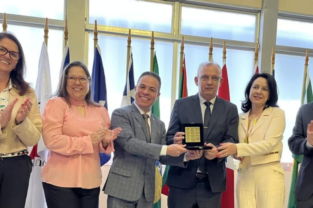 Deputado Sabino entrega medalha da 55ª Legislatura à Federação das Santas Casas