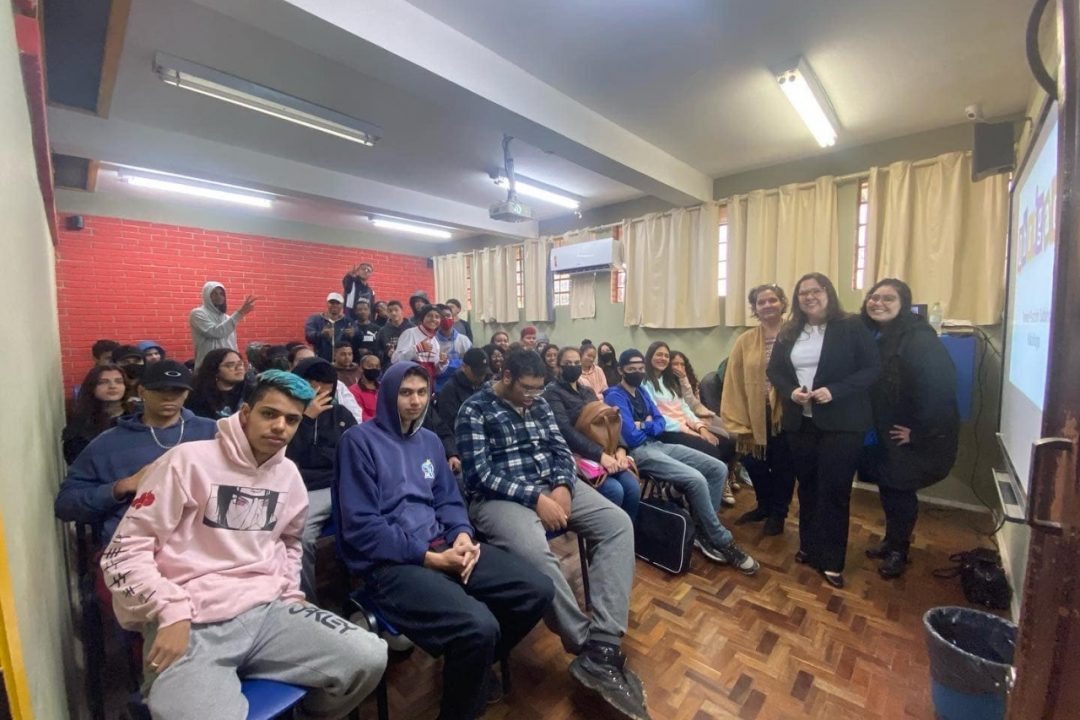 Psicóloga Tanise Sabino ministra palestra “Gestão da Emoção” em escola de Alvorada