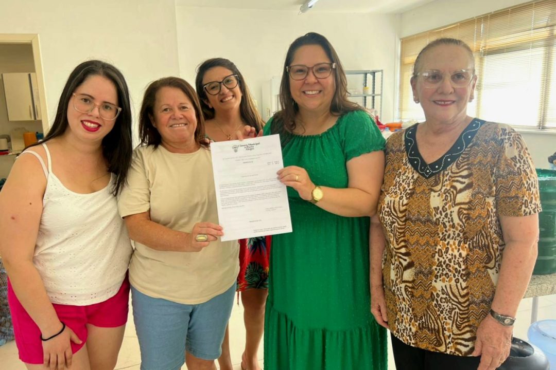 Vereadora Psicóloga Tanise Sabino retorna a AGAFAPE com entrega de tampinhas e cópia do Projeto de Lei sobre pacientes esquizofrênicos