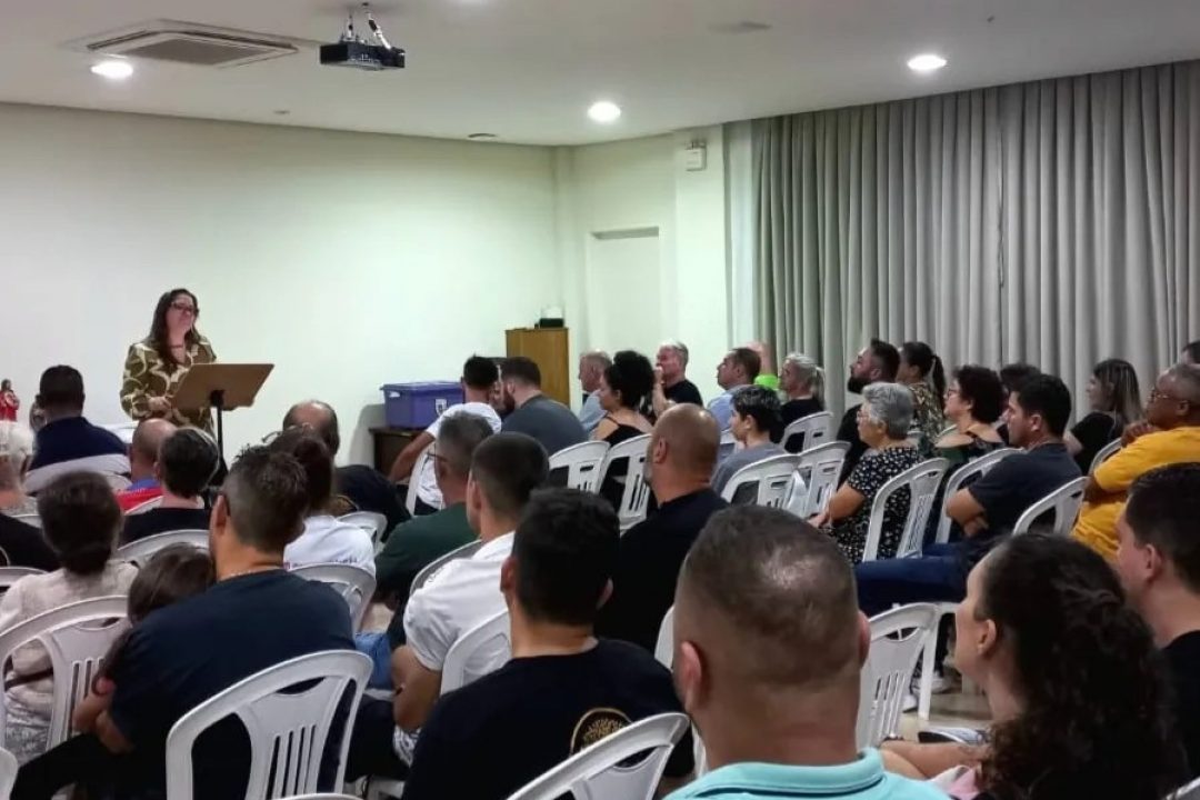 Psicóloga Tanise Sabino realiza palestra no grupo NAREP