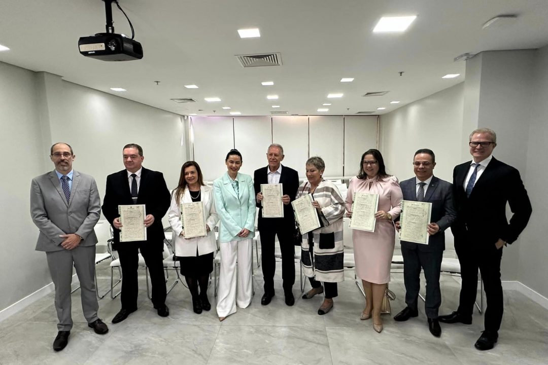 Vereadora Tanise e Deputado Sabino realizam escritura pública em cartório, expressando seus compromissos com a Doação de Órgãos e Tecidos