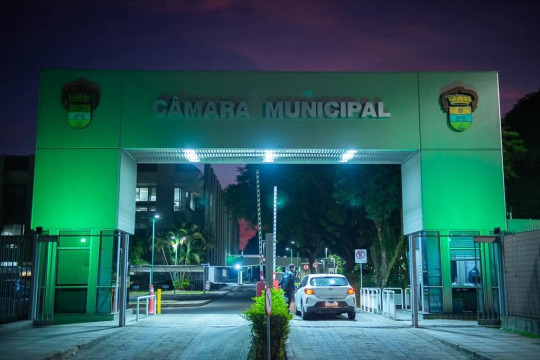 Iluminação verde na Câmara de Vereadores de Porto Alegre chama atenção para o Dia Mundial da Esquizofrenia