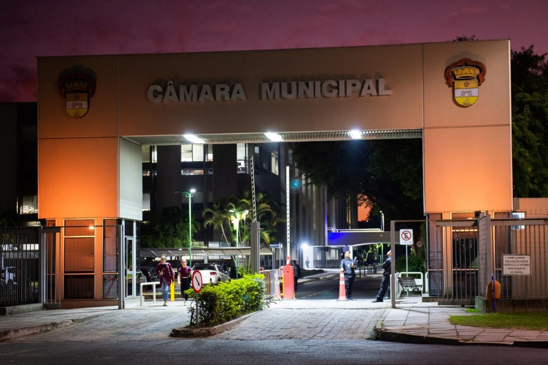 Iluminação laranja na Câmara de Vereadores de Porto Alegre chama atenção para o Dia Nacional de Combate ao Abuso e à Exploração Sexual de Crianças e Adolescentes