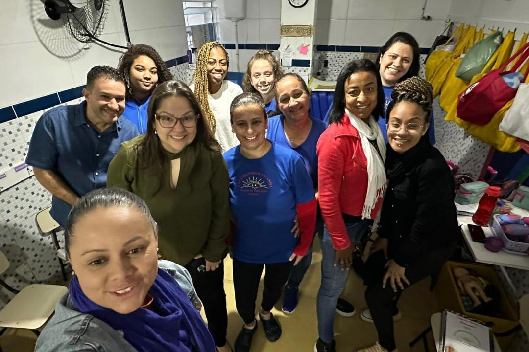 Tanise Sabino fala sobre TEA para as educadoras da Escola Construindo o Amanhã