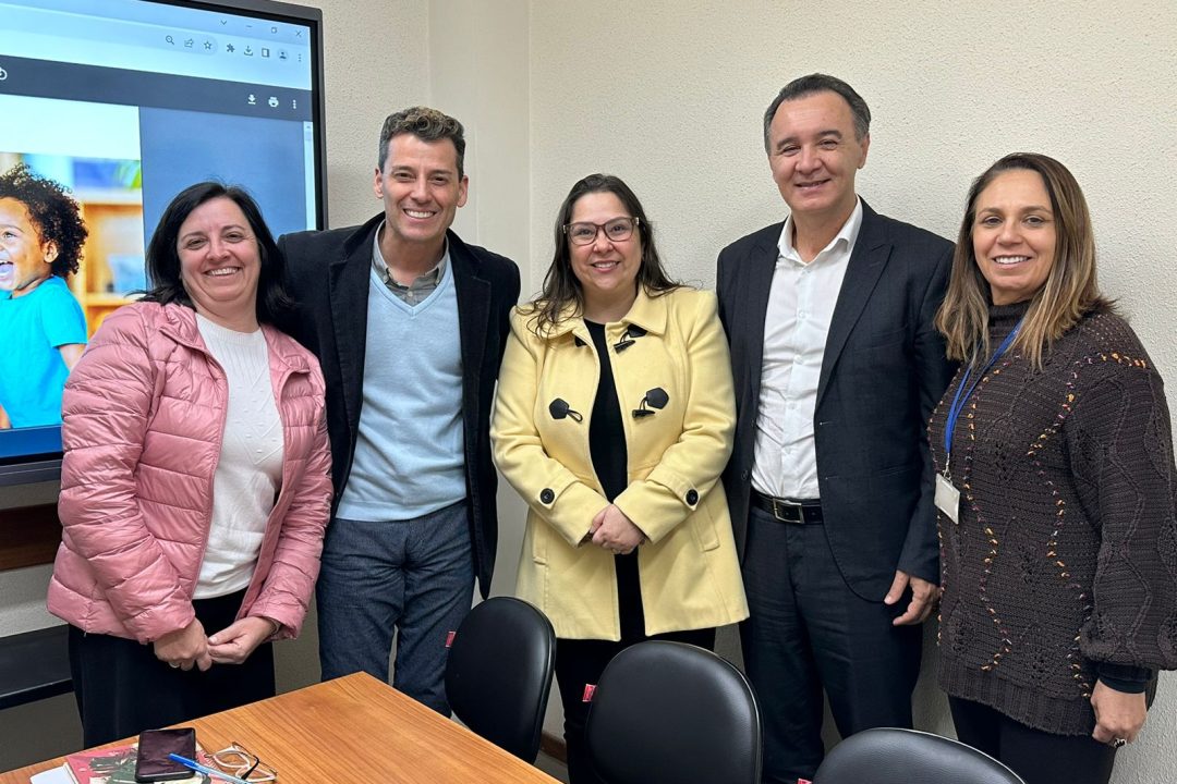 Tanise Sabino discute a implementação da Lei Federal 13.935/2019 e o Edital 10/2023 com o Secretário Municipal de Educação