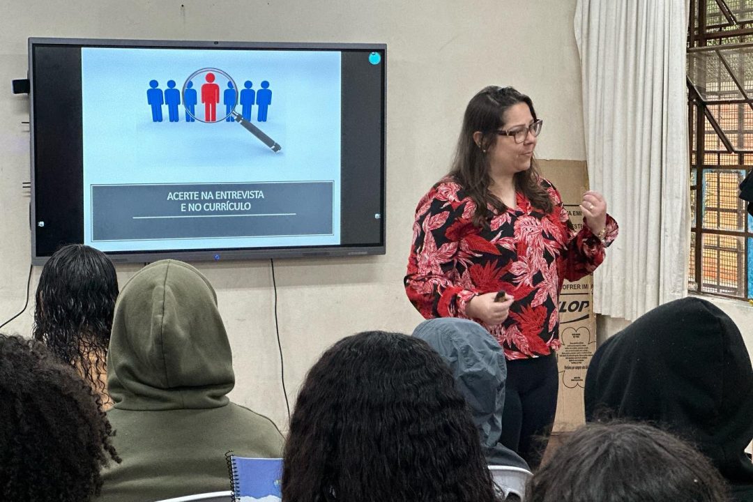 Curso “Acerte na Entrevista e no Currículo” é realizado na Escola Ensino Fundamental Leocádia Felizardo Prestes