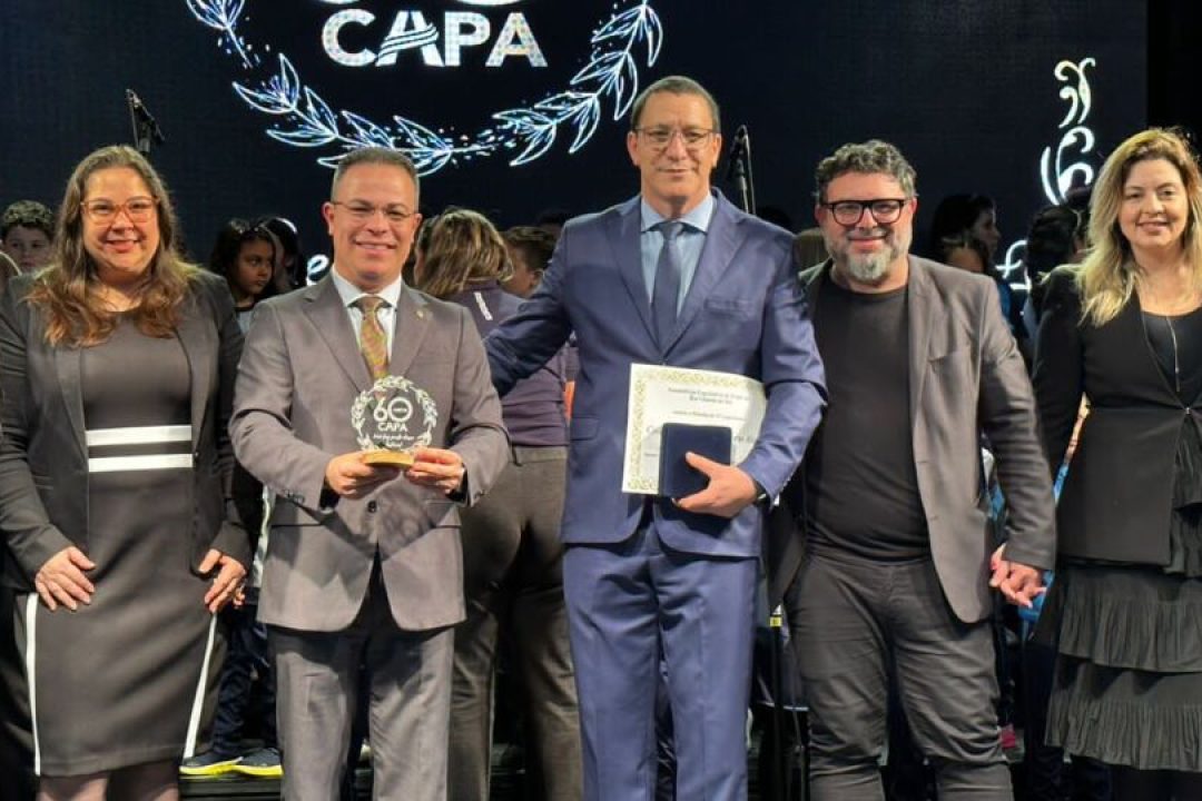 Deputado Sabino entrega a medalha da 55ª legislatura ao Colégio Adventista de Porto Alegre
