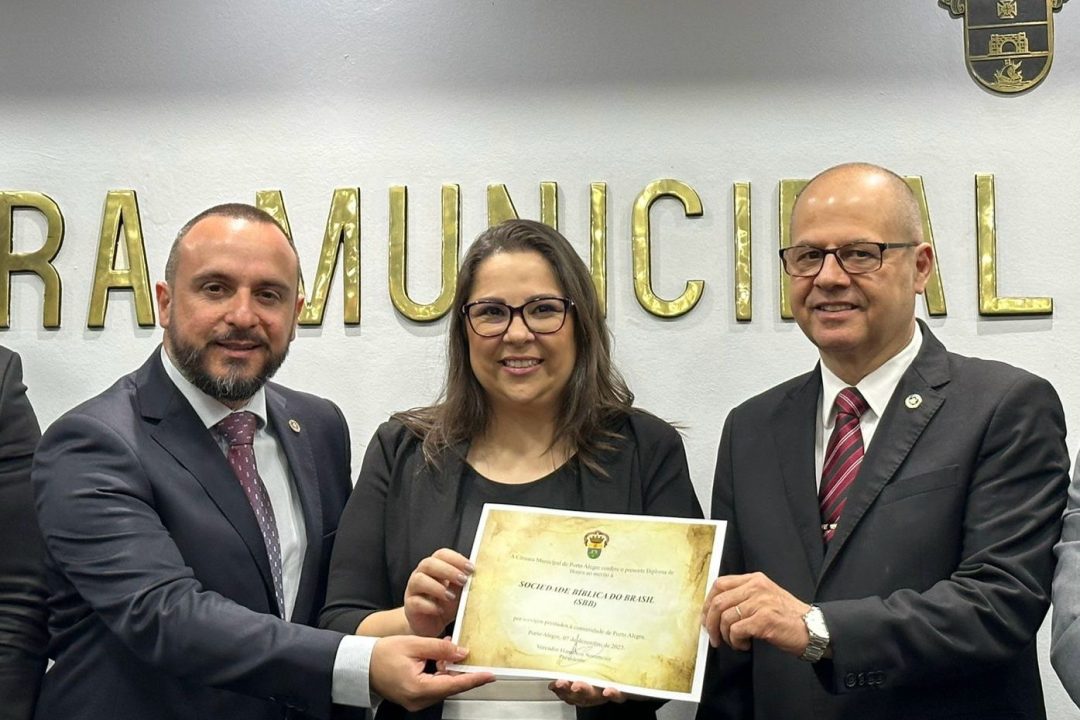 Tanise Sabino concede Diploma de Honra ao Mérito para Sociedade Bíblica do Brasil (SBB)