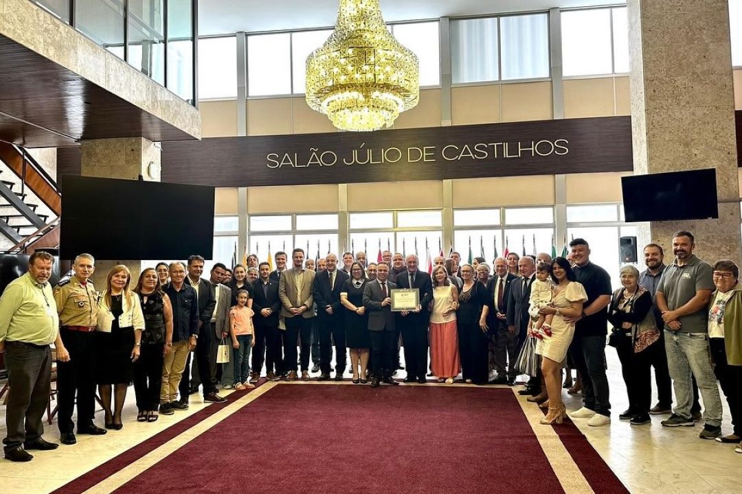 Deputado Sabino presta homenagem ao empresário Hilário Krauspenhar, fundador da Rede Sky Hotéis