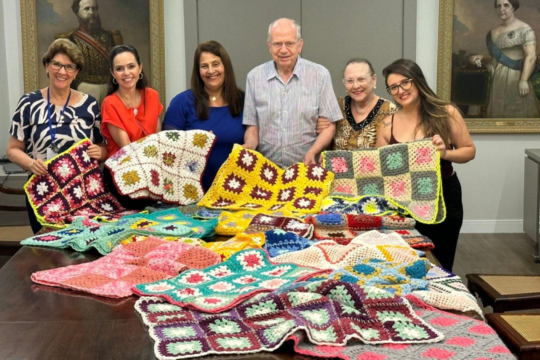 AGAFAPE realiza doação de mantas a Santa Casa por intermédio de Tanise Sabino