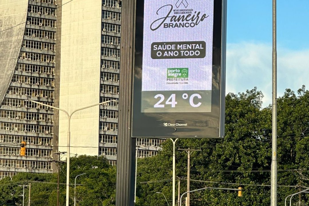 Saúde mental o ano todo é tema de publicidade nos relógios da cidade de Porto Alegre