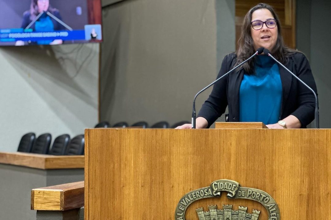 Vereadora Psicóloga Tanise Sabino realiza discurso na tribuna sobre o centenário da Igreja Assembleia de Deus