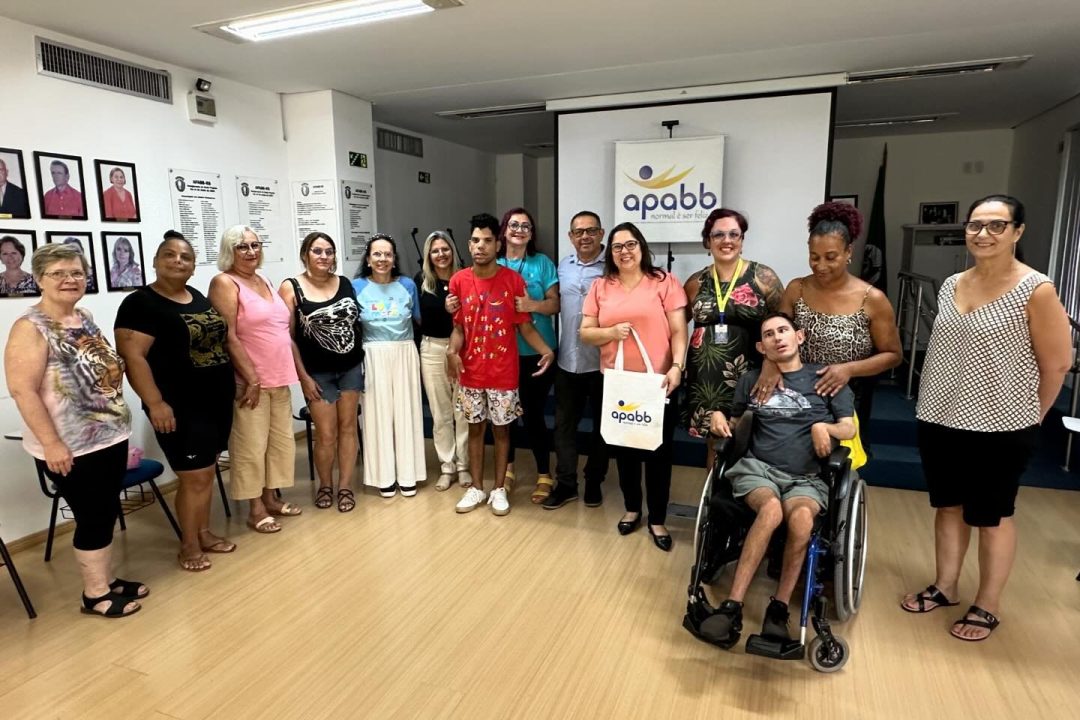 Vereadora Psicóloga Tanise Sabino realiza palestra na APABB para as famílias