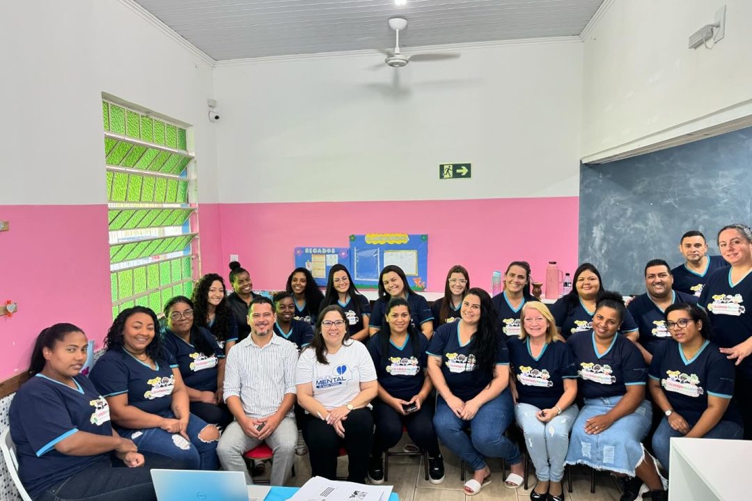 Vereadora Psicóloga Tanise Sabino palestra sobre trabalho em equipe na Escola Colorindo Meu Dia