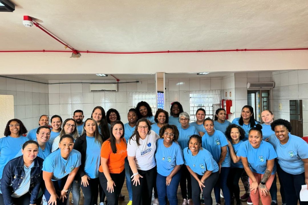 Vereadora Psicóloga Tanise Sabino palestra sobre trabalho em equipe na Escola Algodão Doce