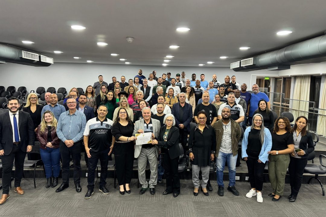 Tanise Sabino concede Diploma de Honra ao Mérito ao Presidente do NAREP