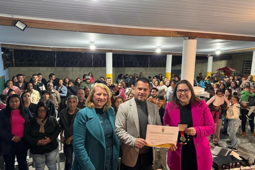 Vereadora&nbsp;Tanise Sabino concede Comenda Porto do Sol à Colorindo Meu Dia