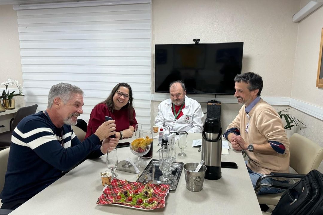 Vereadora Tanise Sabino e Dr. Alceu Gomes&nbsp;discutem&nbsp;adoção do Programa TEA Acolhe com Diretor do Hospital Vila Nova