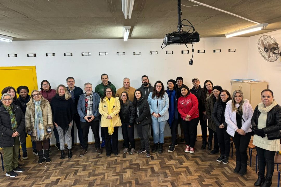 Vereadora Tanise Sabino e Dr. Alceu Gomes Filho realizam palestra sobre Transtorno do Espectro Autista para professores da Escola Pedro Sirangelo