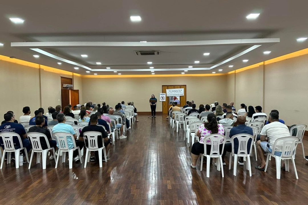 Psicóloga Tanise Sabino realiza palestra no Grupo NAREP sobre saúde mental