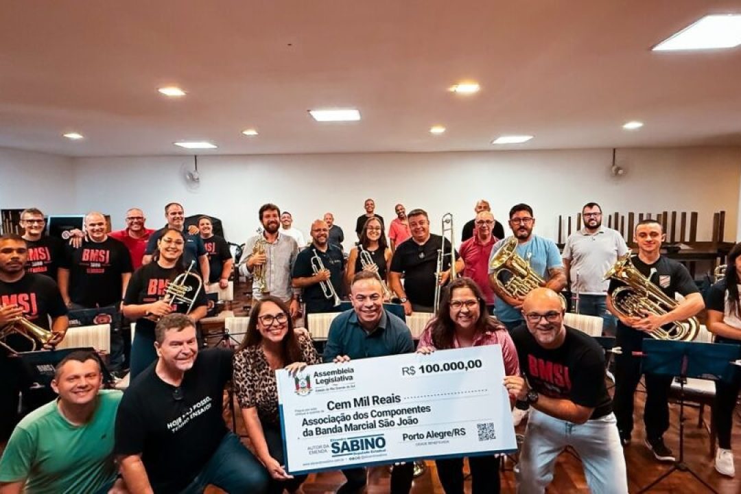 Deputado Sabino entrega emenda parlamentar para a Banda Marcial São João