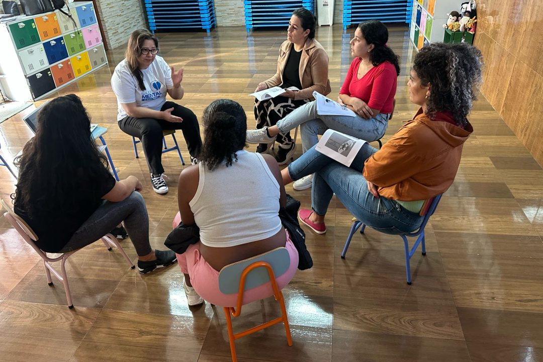 Vereadora Psicóloga Tanise Sabino ministra palestra sobre autismo na formação pedagógica da Escola A Caminho do Sol