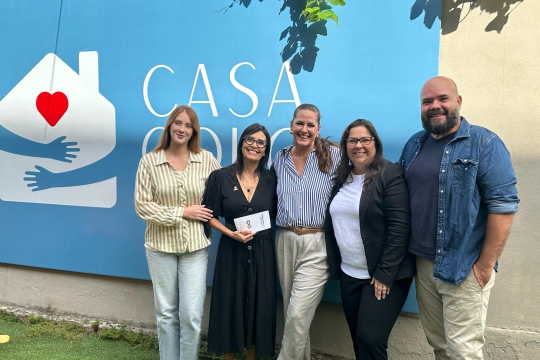 Primeira-voluntária de Porto Alegre visita Instituto Colo de Mãe