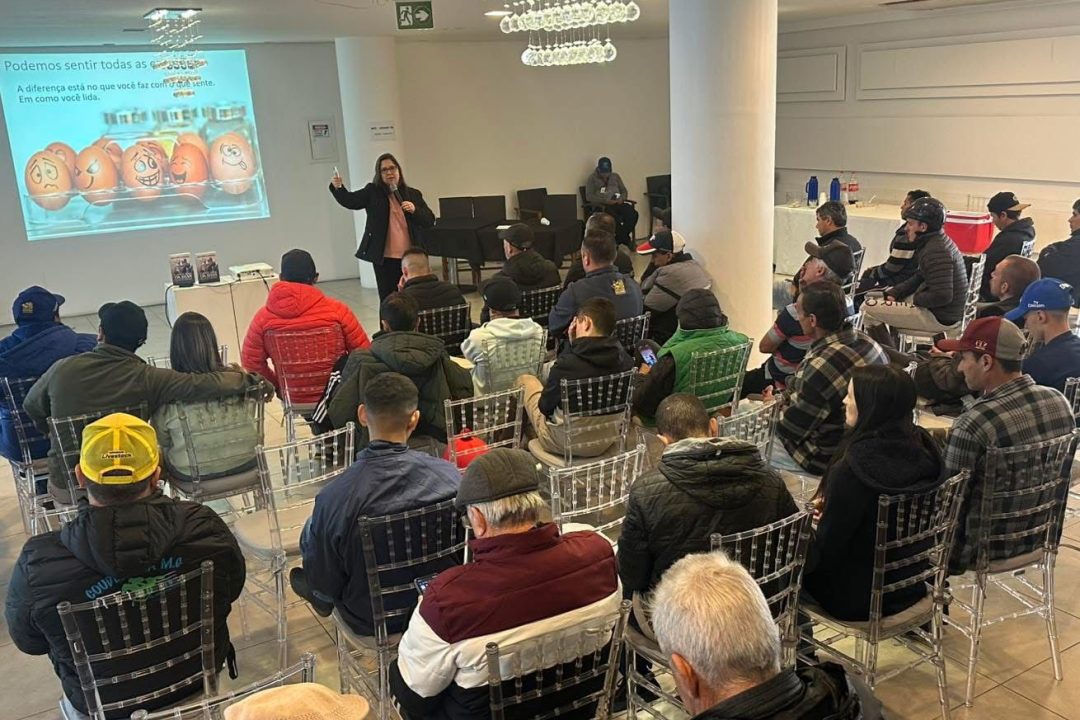 Tanise Sabino palestra sobre gestão da emoção para os profissionais do turfe no Jockey Club do RS