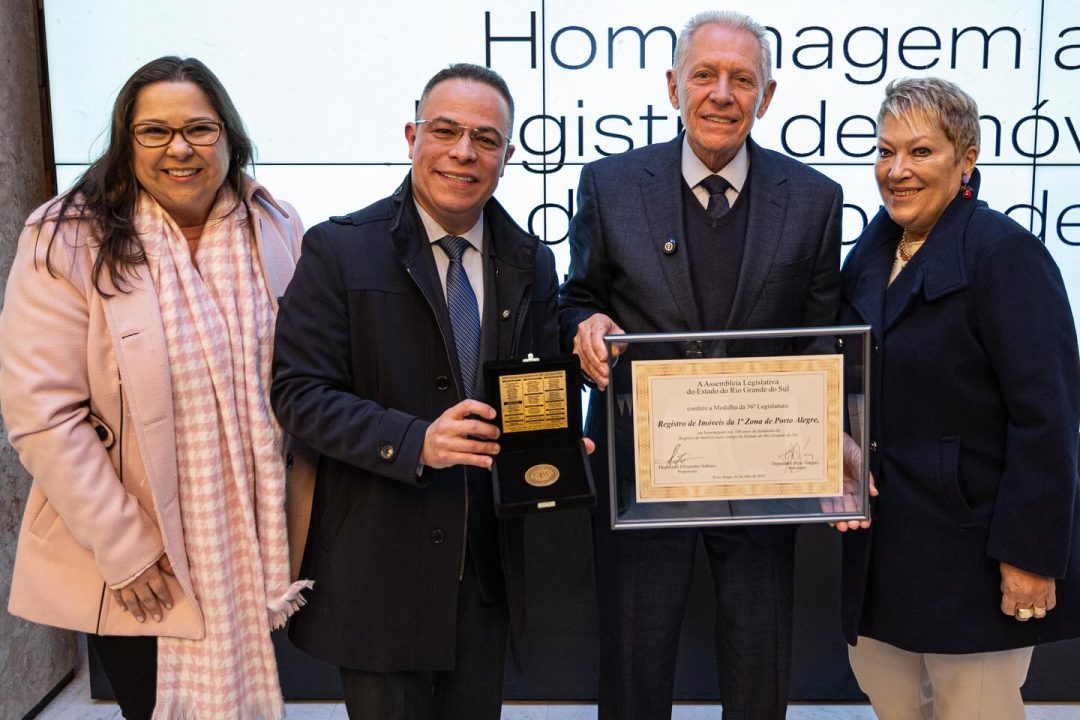 Deputado Elizandro Sabino homenageia os 160 anos do 1º Registro de Imóveis de Porto Alegre com Medalha da Legislatura