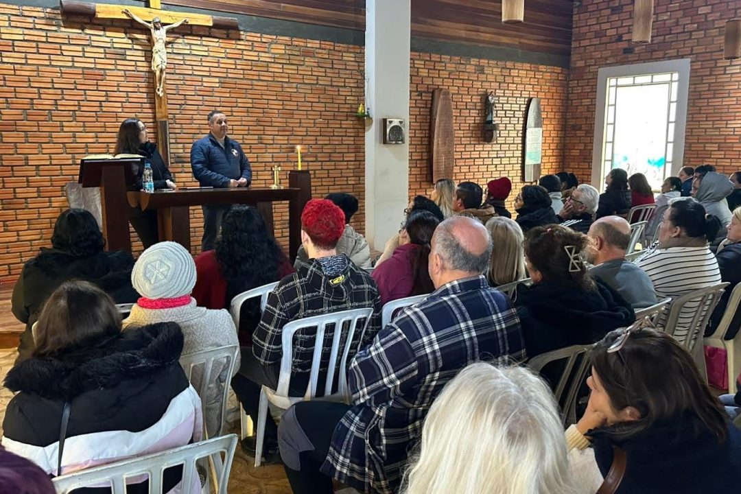 Tanise Sabino realiza palestra para familiares de dependentes químicos na Fazenda Senhor Jesus, em Viamão