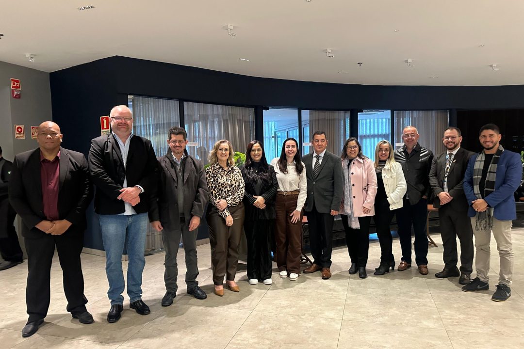 Vereadora Tanise Sabino participa de almoço com lideranças cristãs e o presidente do Parlamento e Fé Internacional