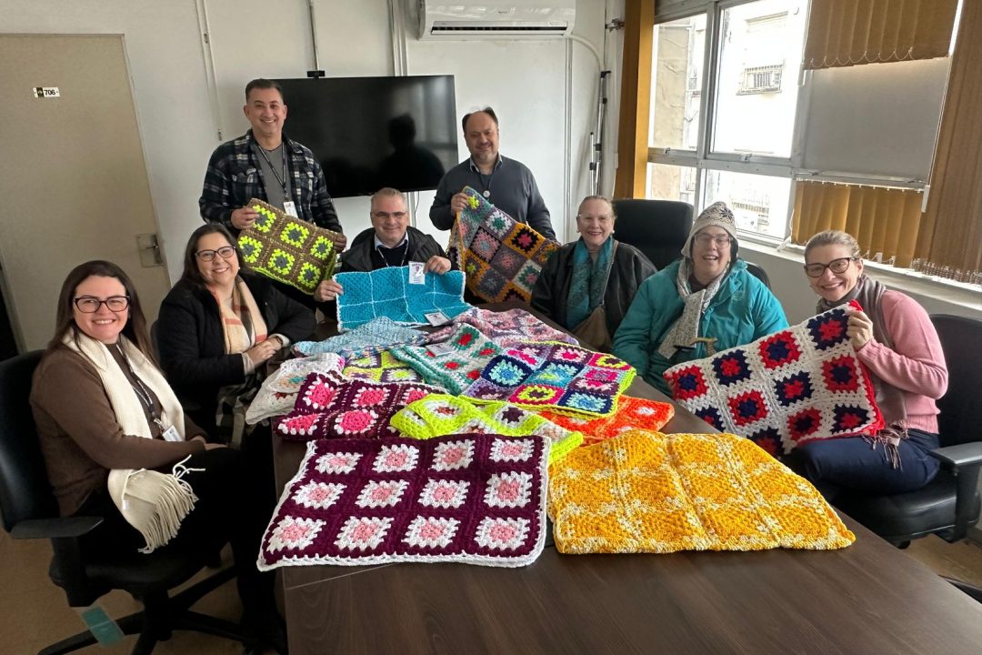 Oficina de crochê: Mantas de crochê feitas por familiares de pessoas com esquizofrenia levam acolhimento ao Hospital Presidente Vargas