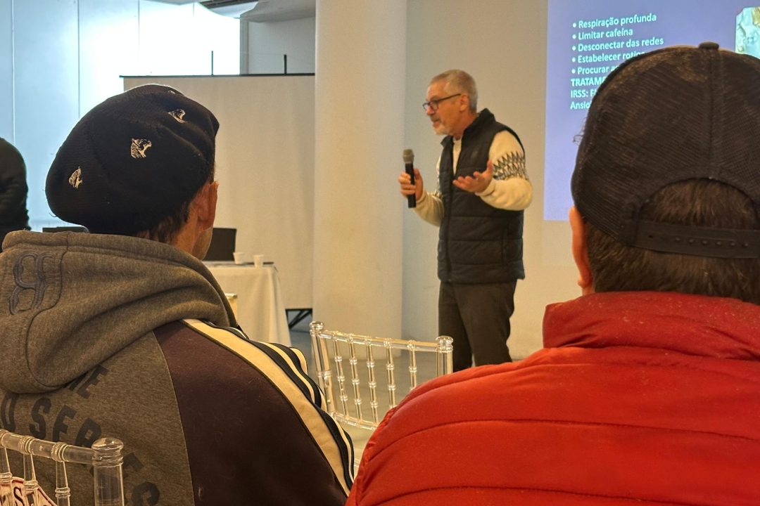 Saúde mental em pauta: profissionais do turfe participam de palestra sobre ansiedade no Jockey Club do RS