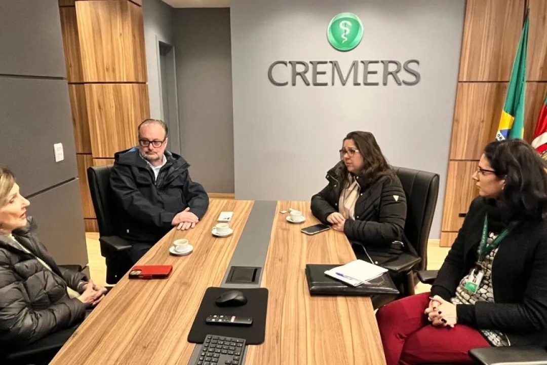 Tanise Sabino busca orientação técnica sobre uso de canabidiol no tratamento de pessoas com autismo em reunião no Cremers